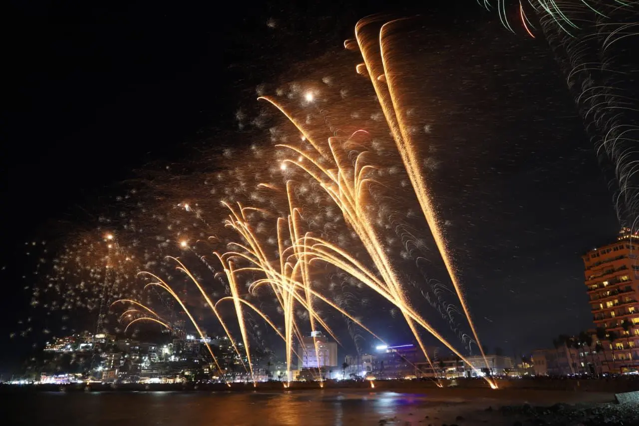 $!Disfrutan miles del Combate Naval del Carnaval a ritmo de música de banda