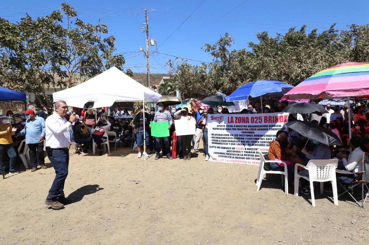 $!Maestros mazatlecos protestan en Servicios regionales de la SEPyC