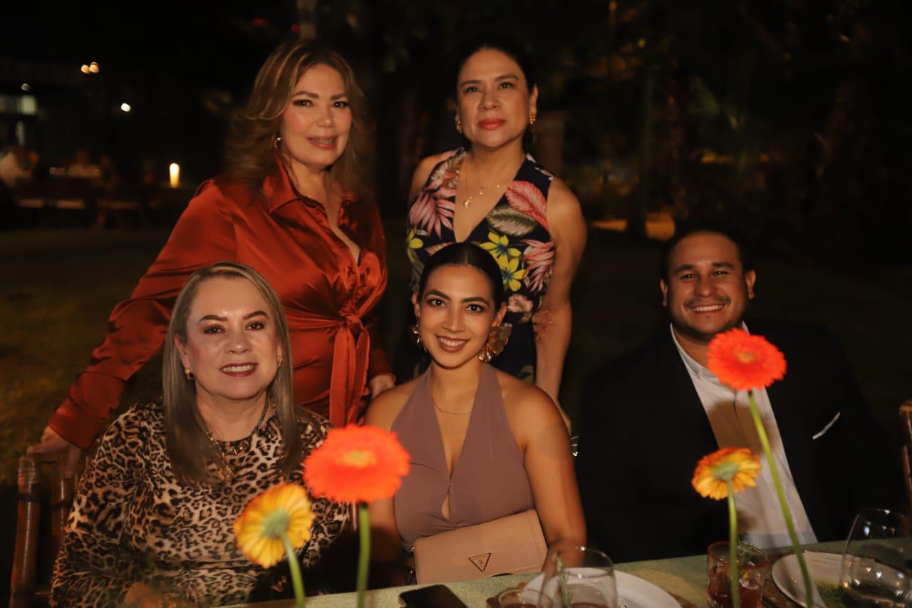 $!Elizabeth Peraza, Guillermina García, Elva Aguirre, Stefany Ponzo y Manuel Serrano.