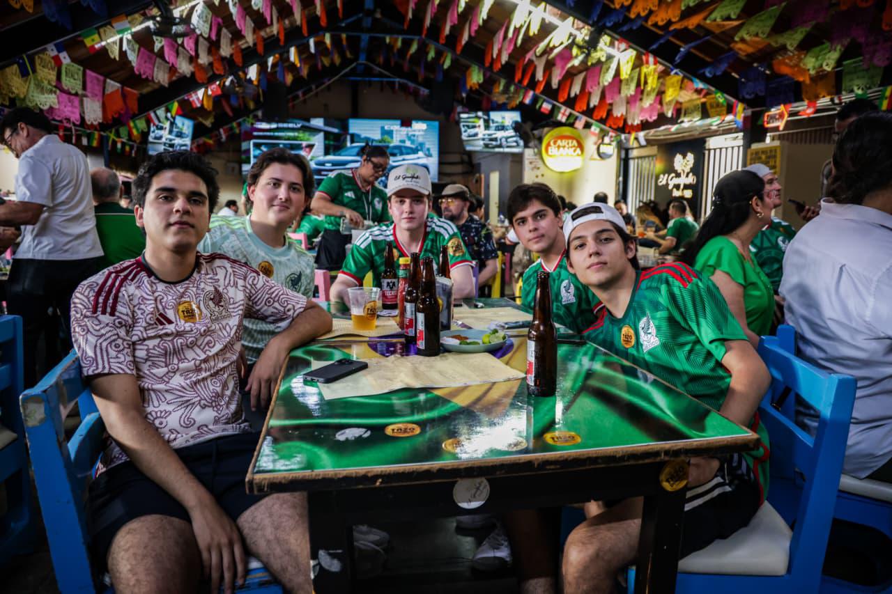 $!La fe de la afición en el Tri se desborda en los bares locales de Culiacán