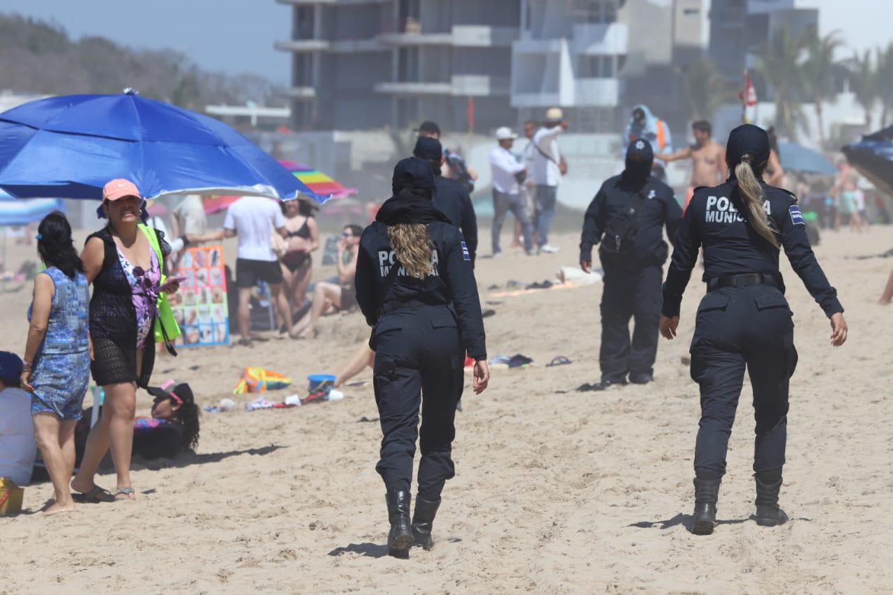 $!Llegan poco a poco bañistas a las playas de Mazatlán para disfrutar del Sábado de Gloria