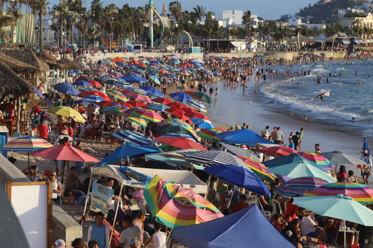 $!Disfrutan hasta el último minuto de vacaciones en Mazatlán