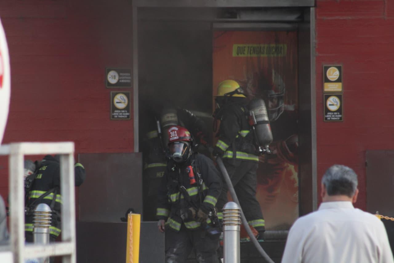 $!Incendian casino en el Desarrollo Urbano Tres Ríos de Culiacán