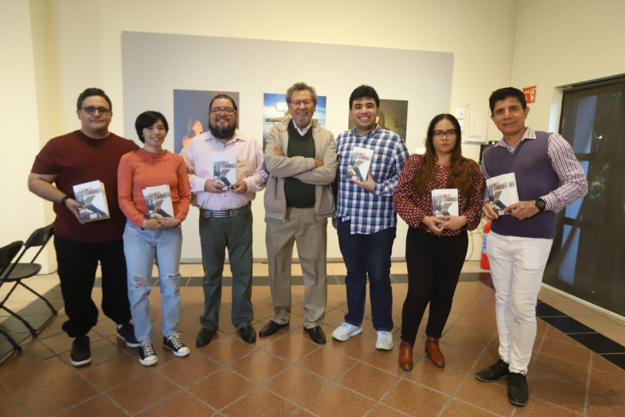 $!El escritor Élmer Mendoza, coordinador del libro, acompañado por los autores.