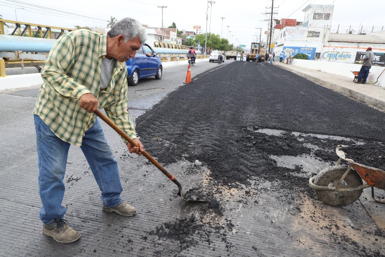 $!Reencarpetan el puente Juárez y se desata el tráfico en la Gabriel Leyva, en Mazatlán