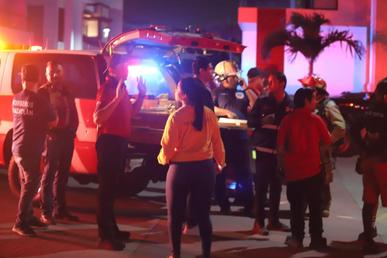 $!Se incendia piso 12 de torre en construcción en Playa Brujas, en Mazatlán; ven riesgo de colapso
