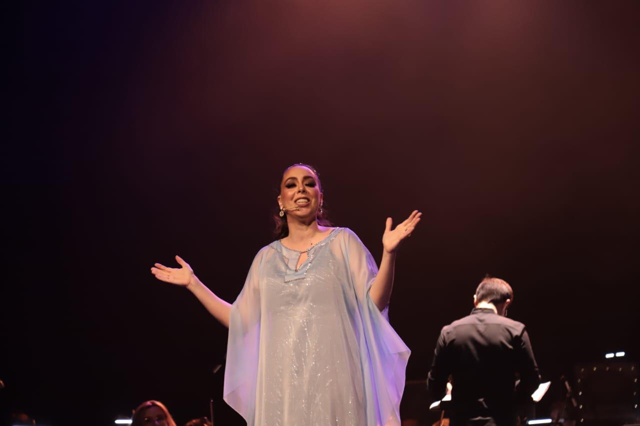 $!La artista en plena actuación.