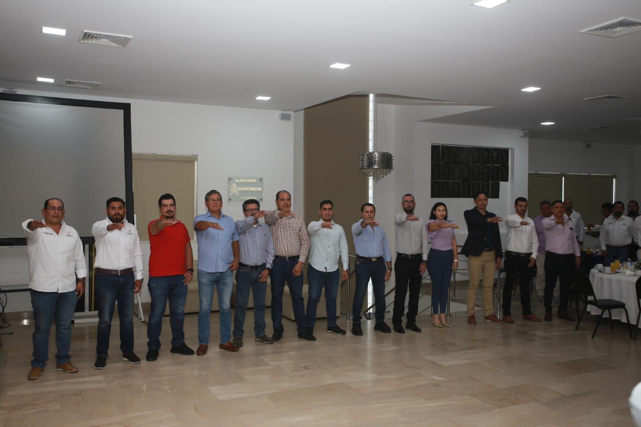 $!Los nuevos integrantes del colegio al momento de rendir protesta.