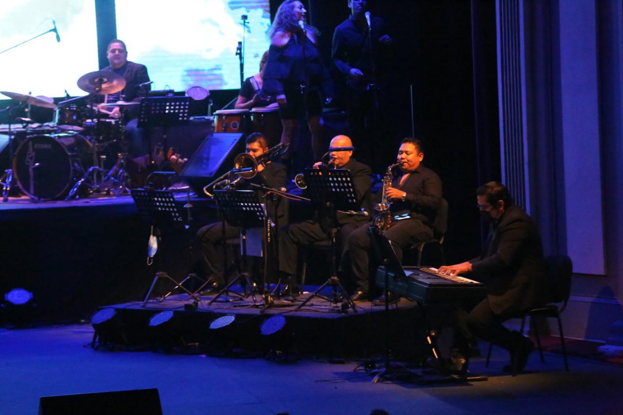$!El artista estuvo acompañado de músicos de la Orquesta del Teatro Ángela Peralta.