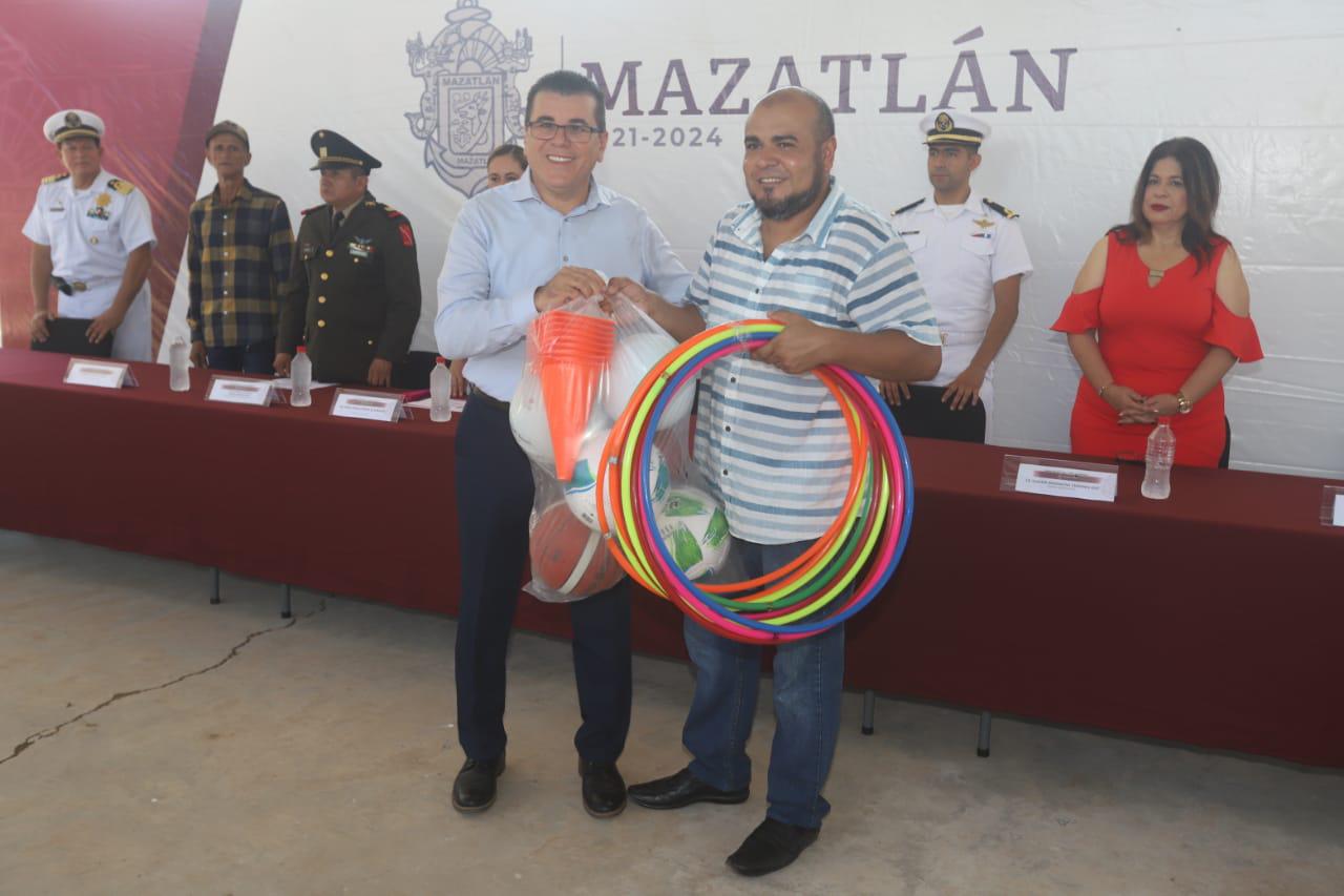 $!Se compromete Alcalde a atender necesidades de cada escuela de Mazatlán