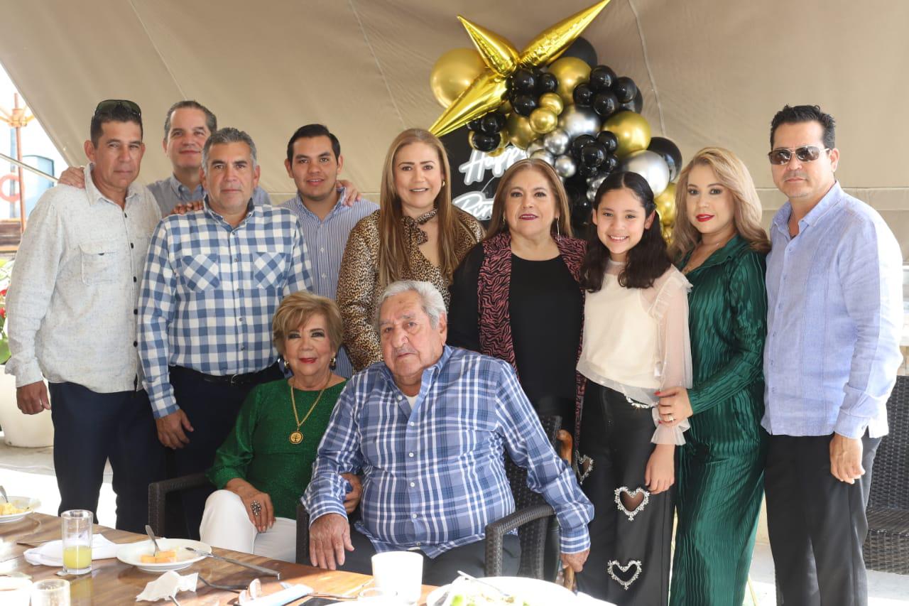 $!La cumpleañera junto a su familia.