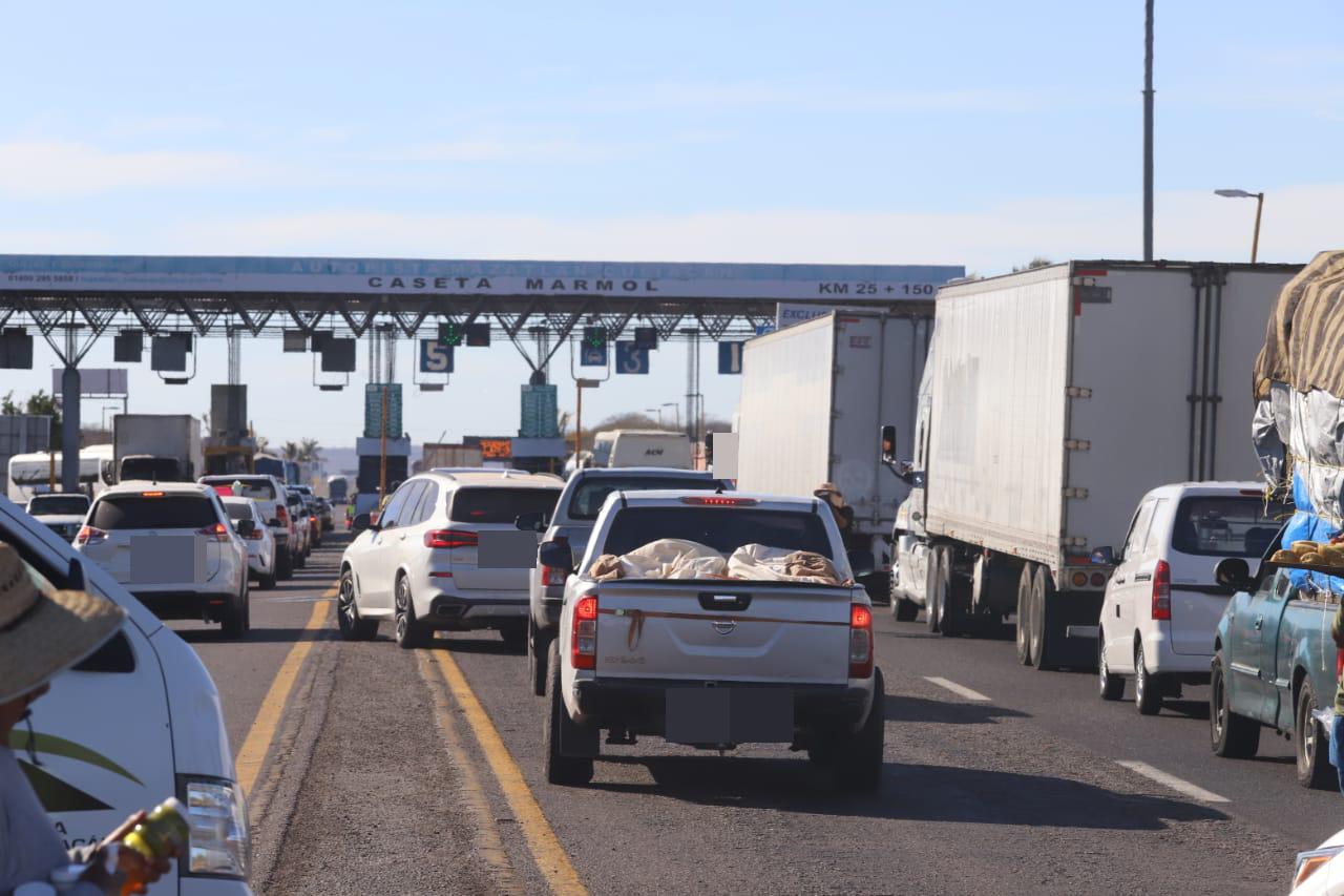 $!Terminan las vacaciones; inicia el éxodo y se llenan las carreteras