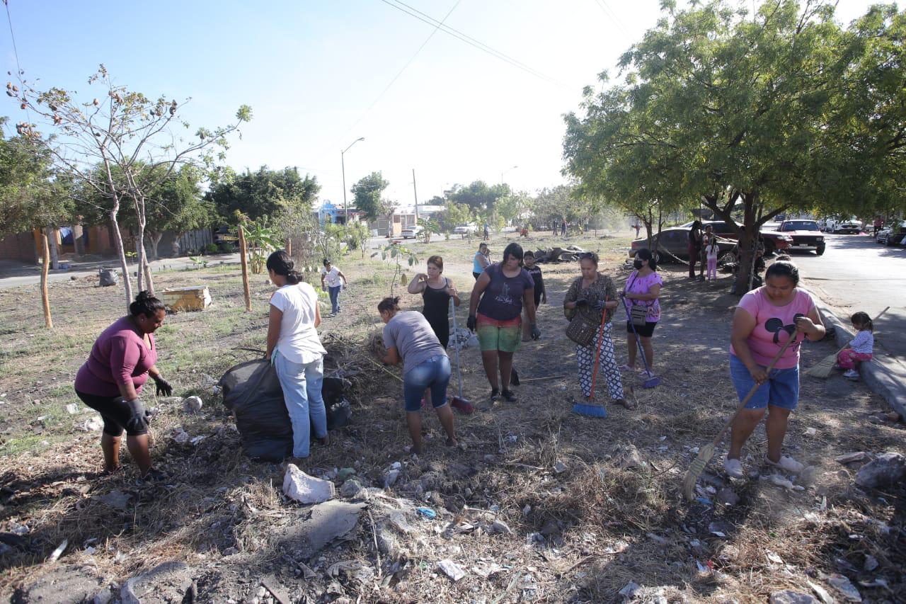$!Realizan Jornada de Limpieza y Arborización en Avenida Santa Mónica, del Fraccionamiento Santa Fe