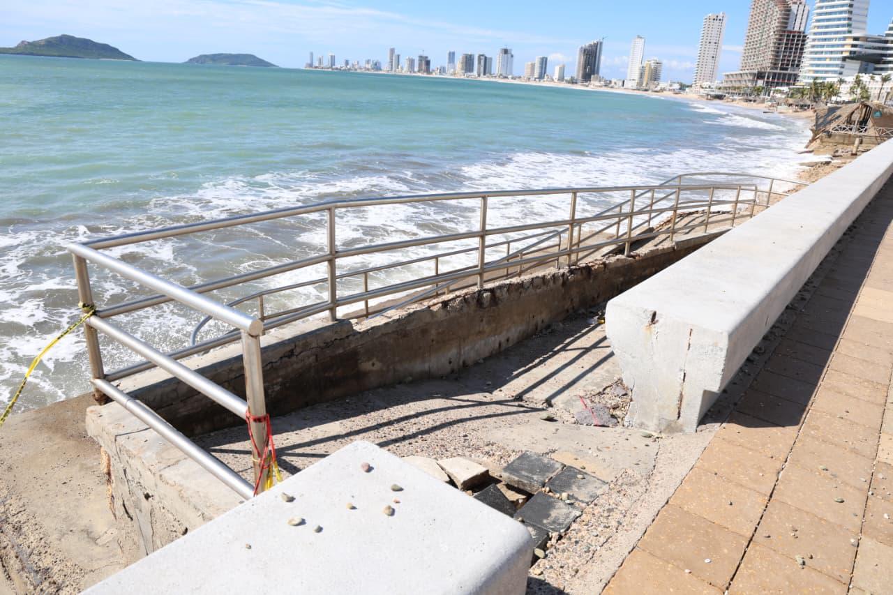 $!Además de seis socavones, oleaje deja daños en muros de contención y accesos del malecón de Mazatlán