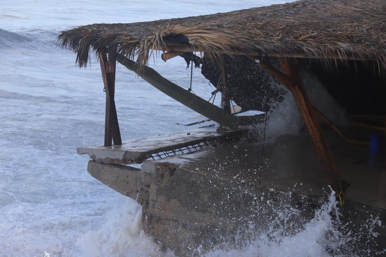 $!Oleaje ocasionado por ‘Priscilla’ deja pérdida total en palapas y pangas en Mazatlán