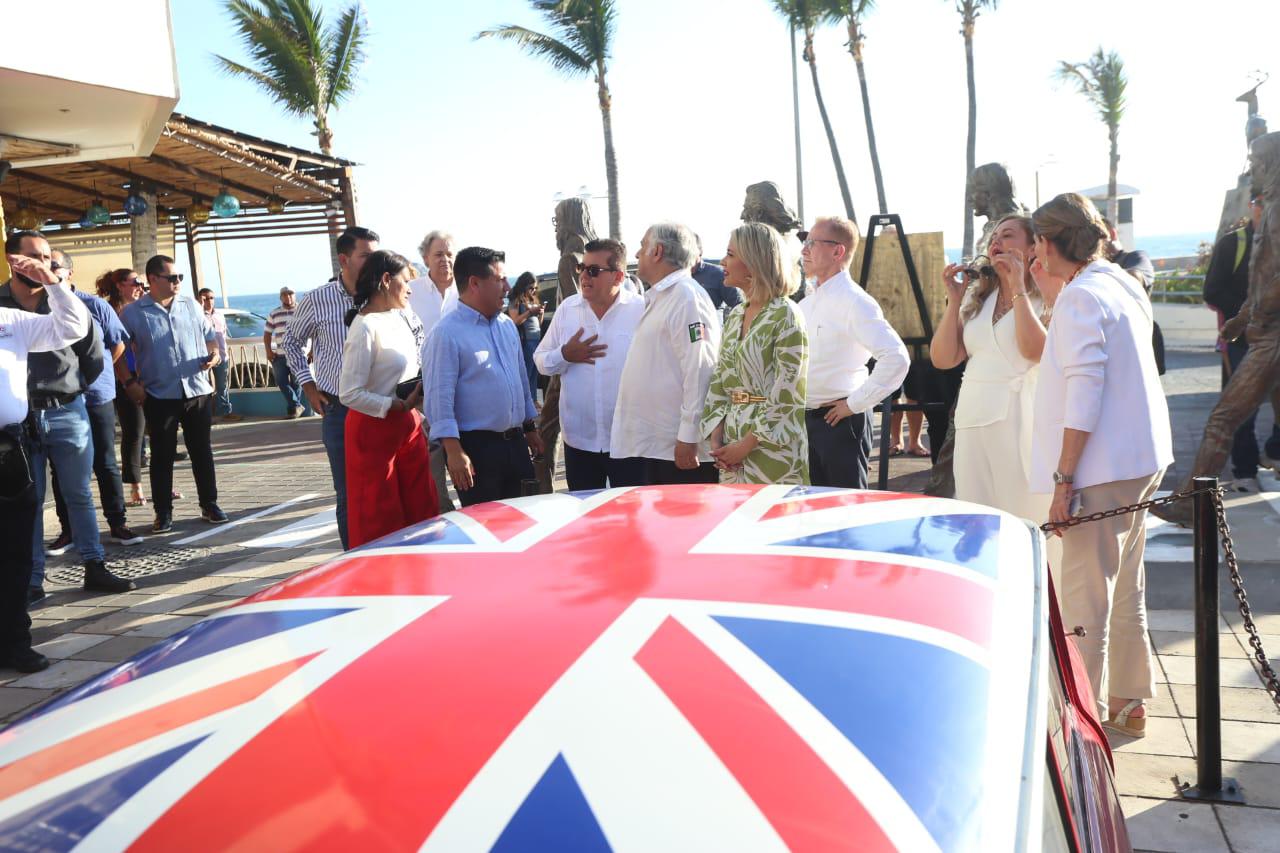 $!Develan placa en honor a ex baterista de The Beatles en Mazatlán