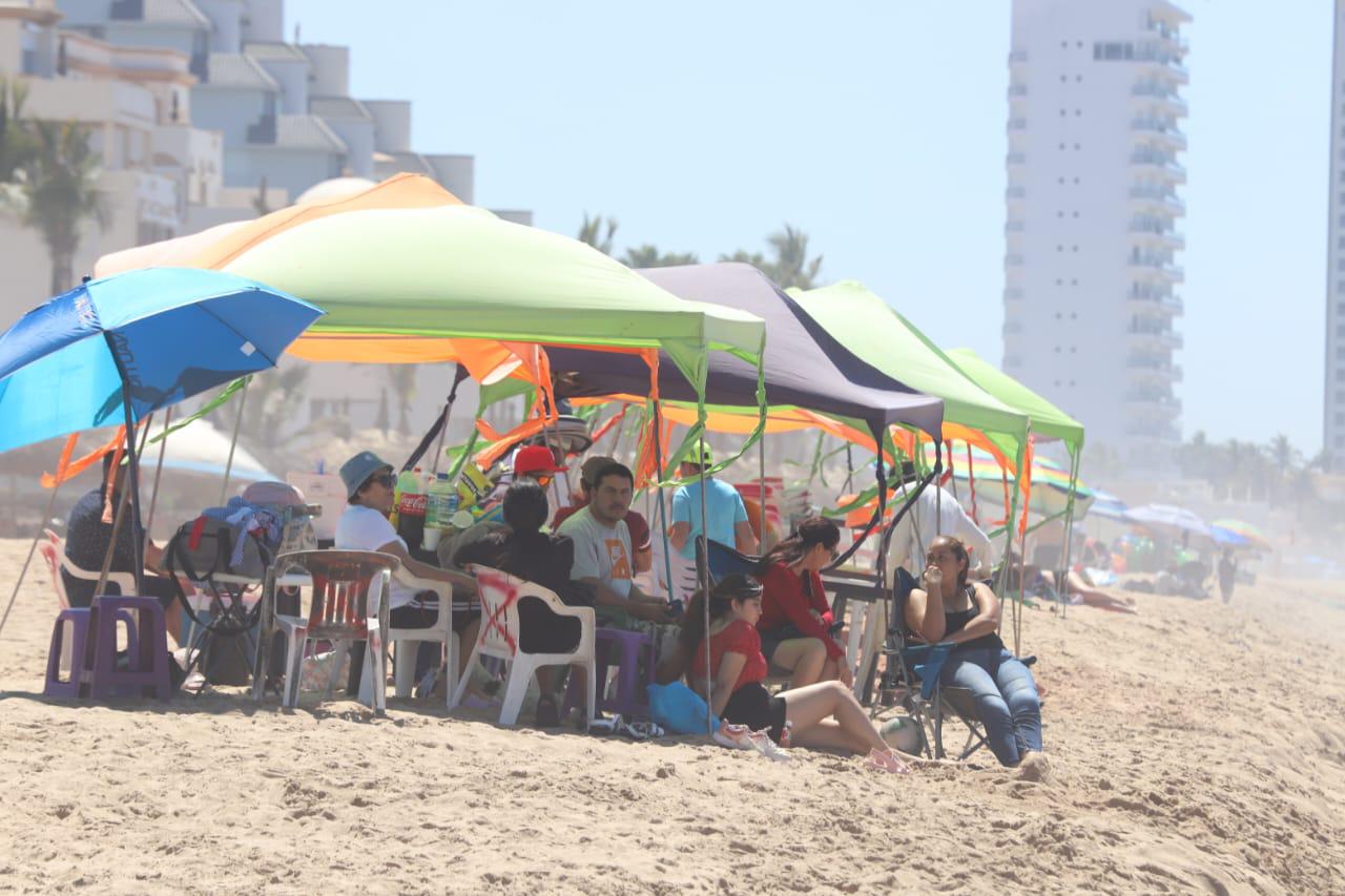 $!Llegan poco a poco bañistas a las playas de Mazatlán para disfrutar del Sábado de Gloria