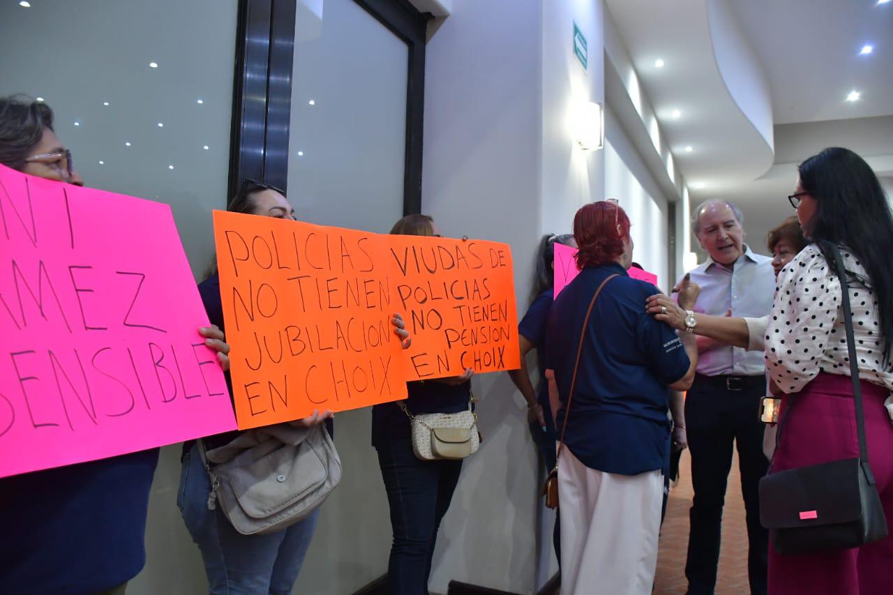 $!Guerreros Azules denuncian ‘trato inhumano’; exigen pensiones para viudas y policías