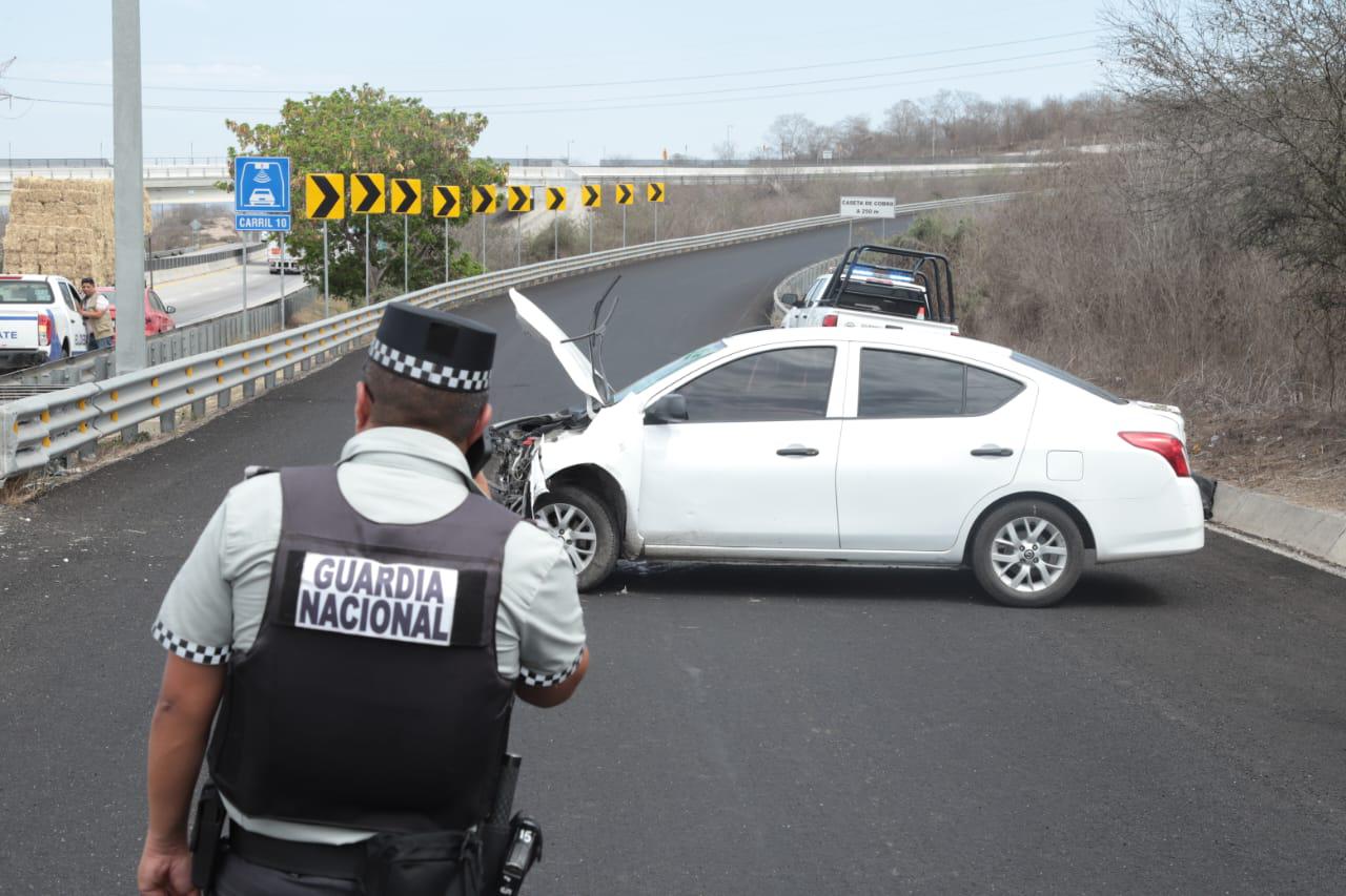 $!Auto choca contra muro de contención en el entronque al Aeropuerto del Libramiento Mazatlán