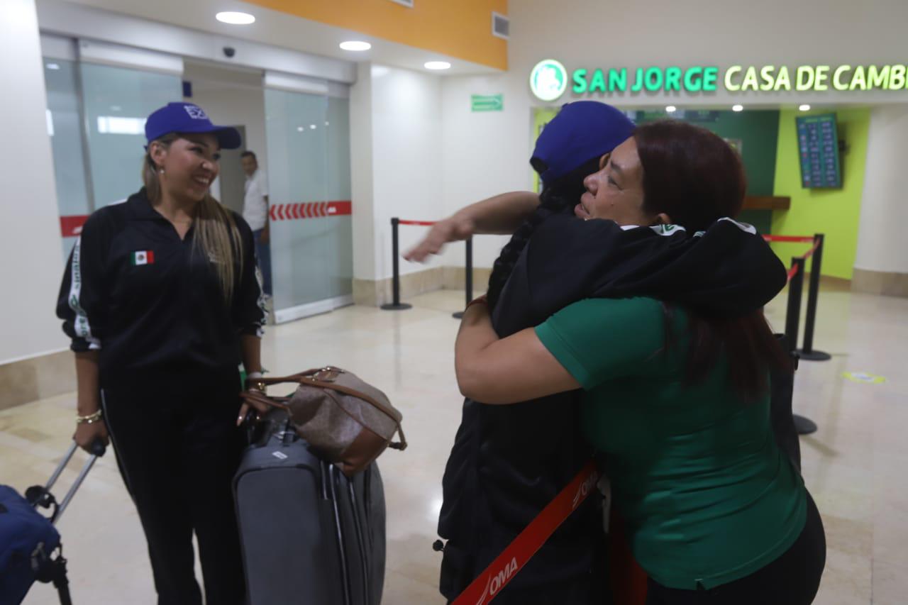 $!Arriban a Mazatlán estudiantes ganadores de la medalla de plata en Sudáfrica