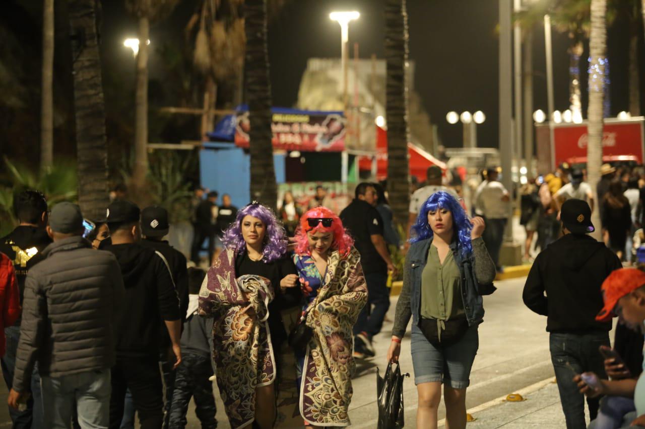 $!Acuden cientos a Olas Altas en el primer día del Carnaval de Mazatlán 2022