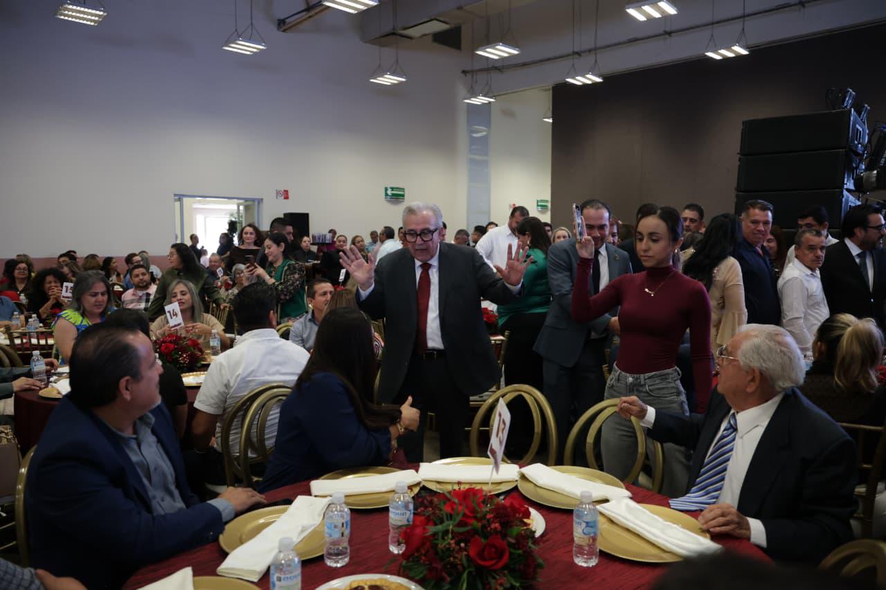 $!Reciben medallas 267 trabajadores del Stase con más de 25 años de servicio en el Gobierno de Sinaloa