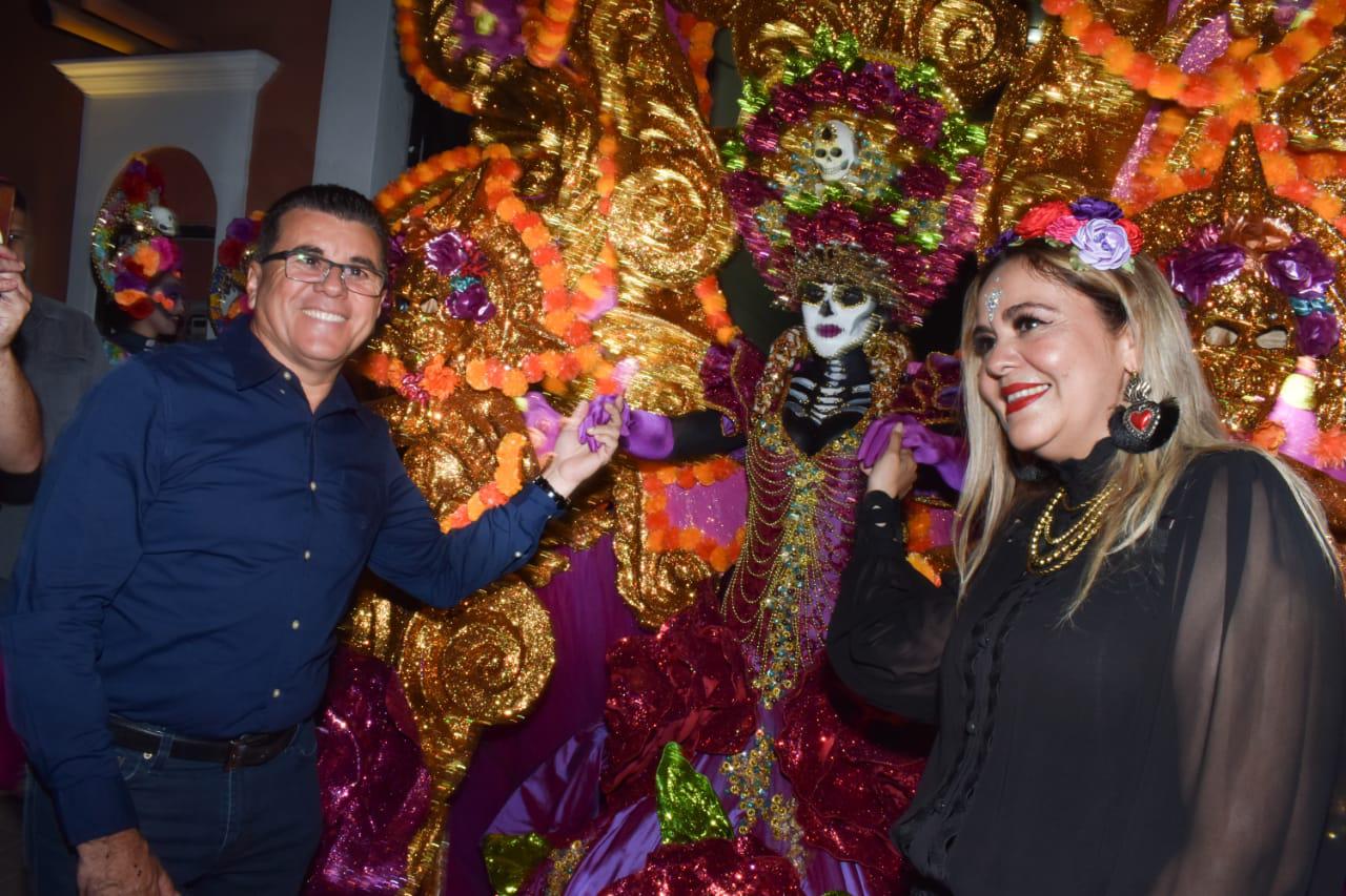 $!Miles de personas disfrutan de la tradicional callejoneada en el Centro Histórico de Mazatlán