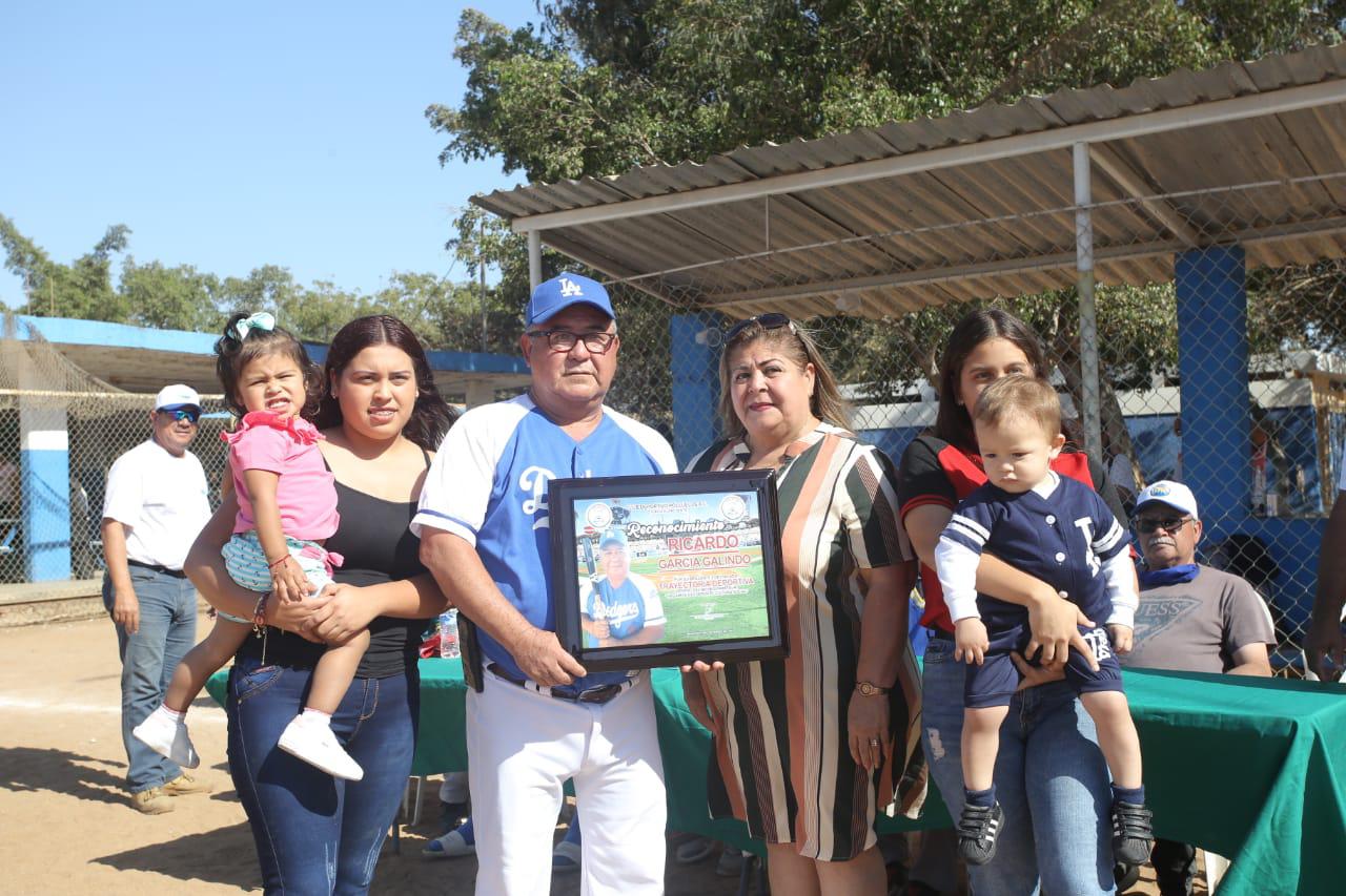 $!Gran fiesta se vive durante la ceremonia inaugural de la Liga de Beisbol Sabatina Interna 2022 del Club Polluelos