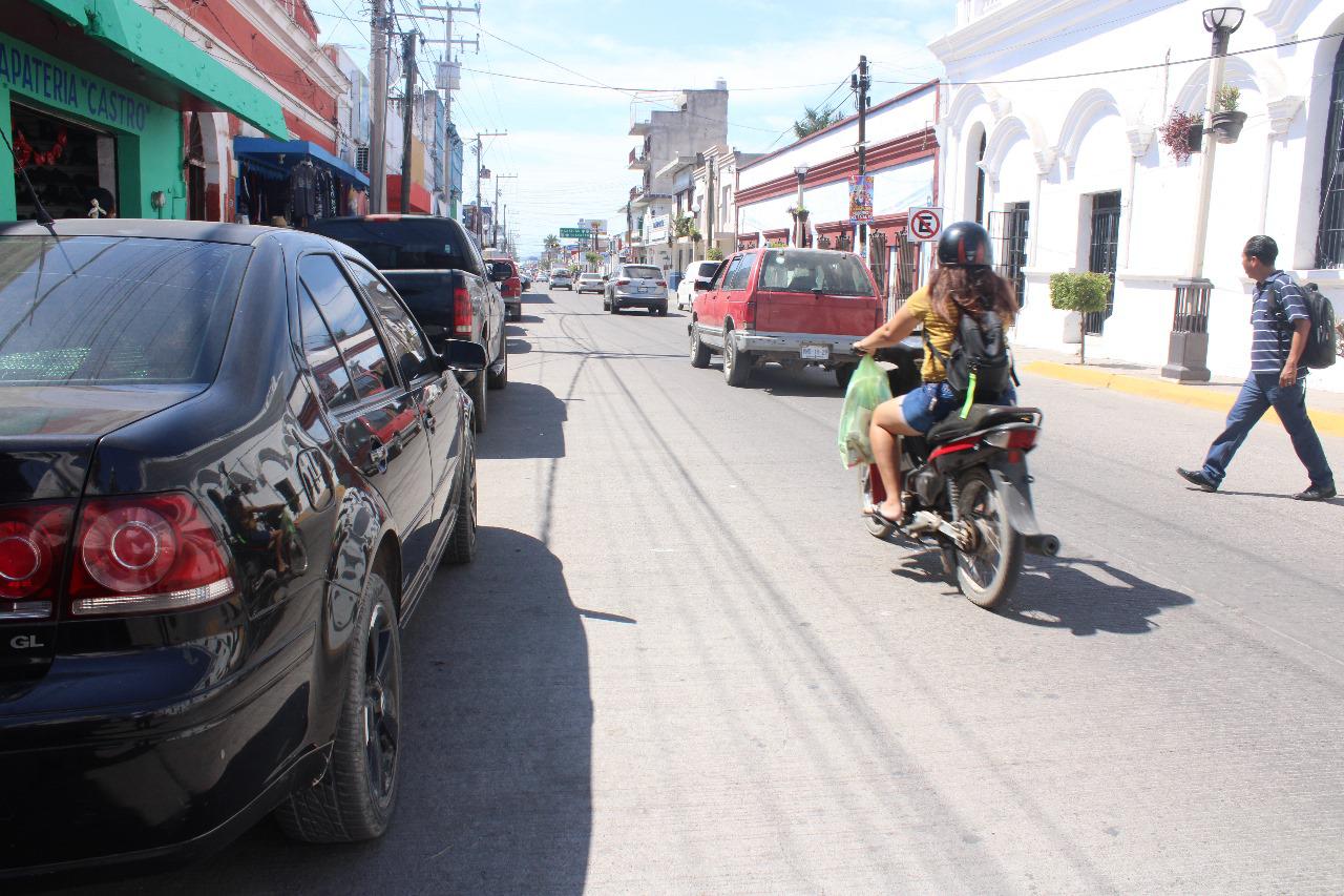 $!Falta de orden hacen de la avenida Hidalgo, en Escuinapa, una zona de riesgo