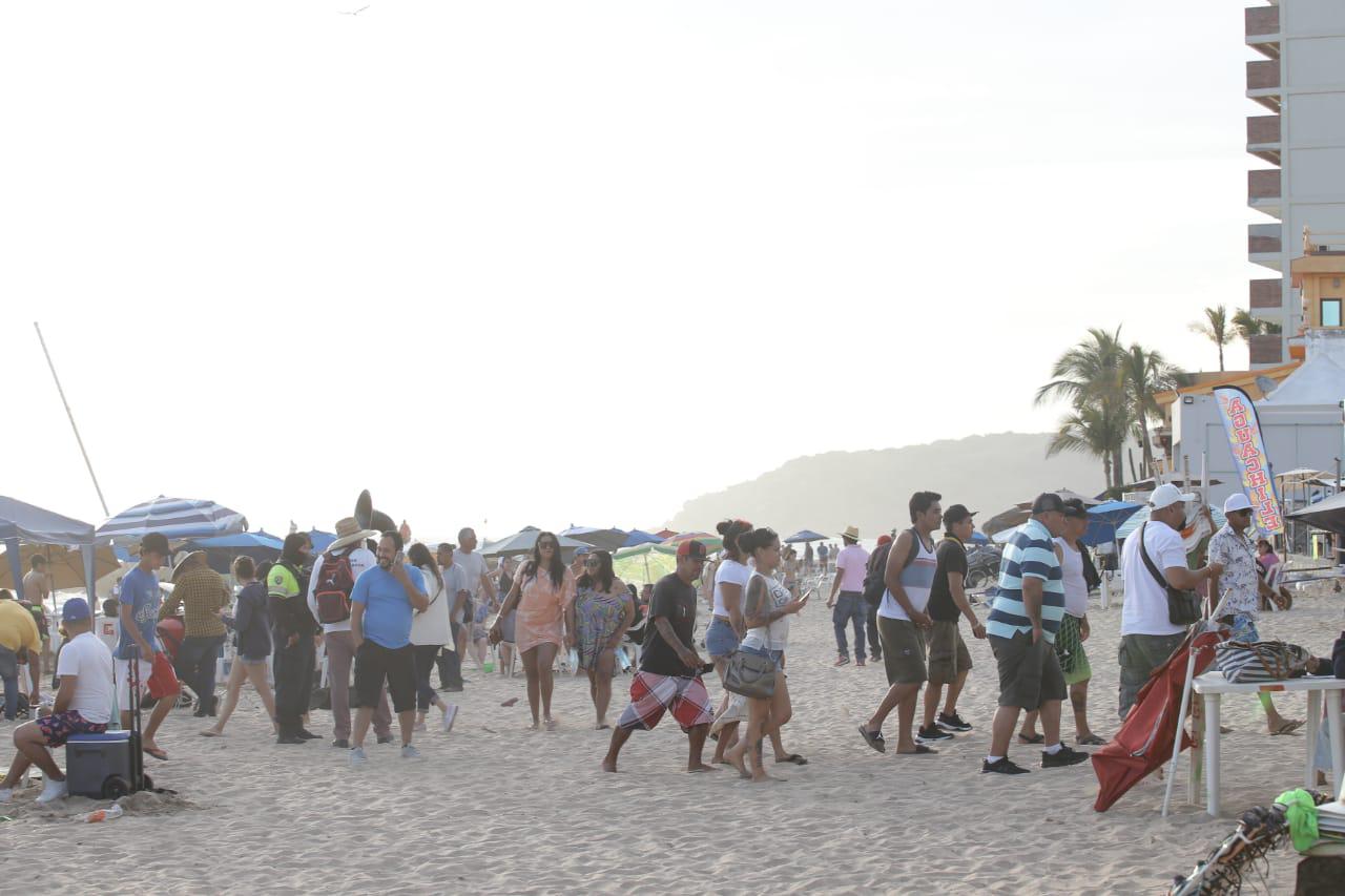 $!Aumenta afluencia de bañistas en playas de Mazatlán
