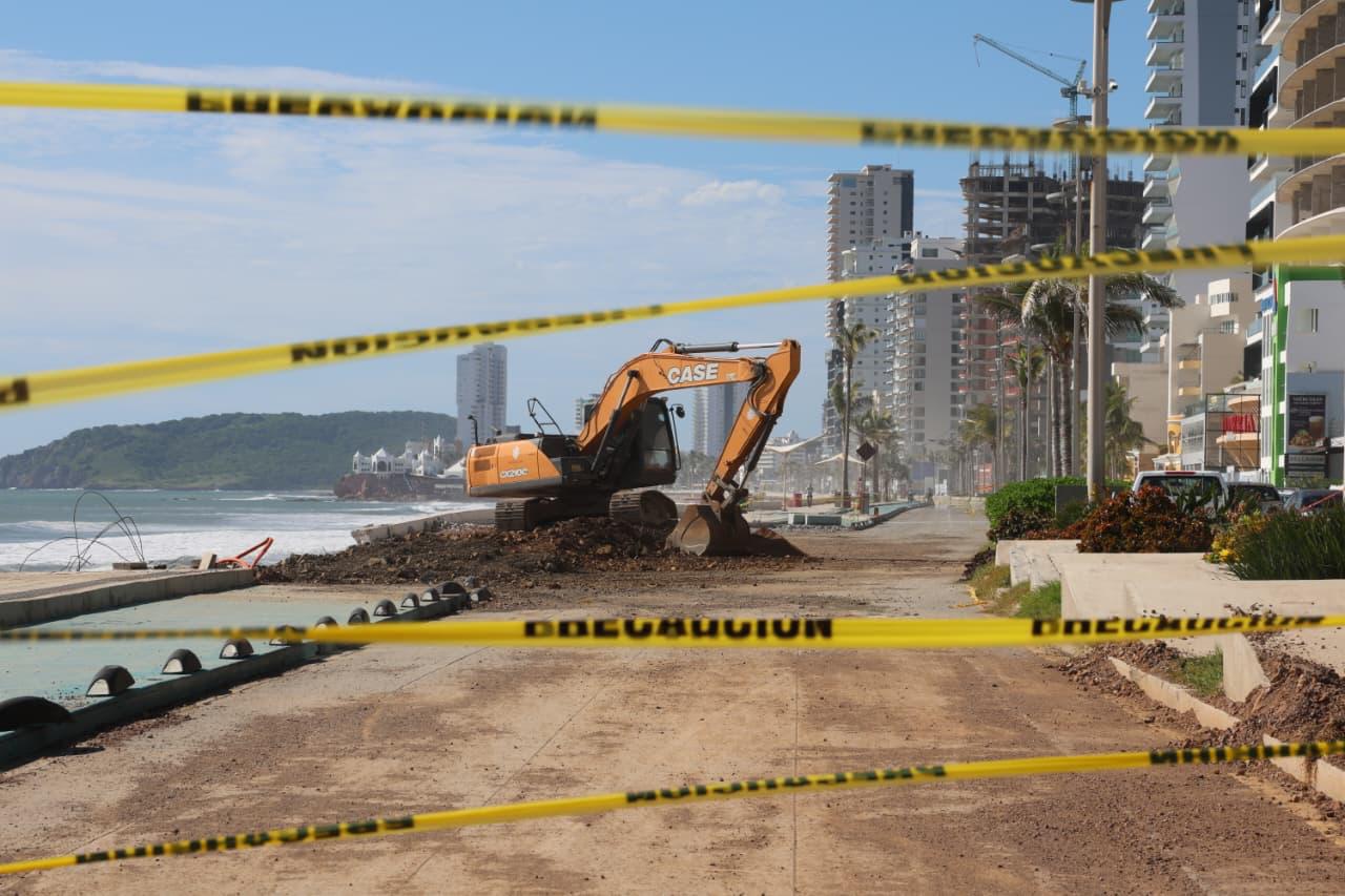 $!Son 6 los socavones del malecón de Mazatlán, uno de alrededor de 100 metros
