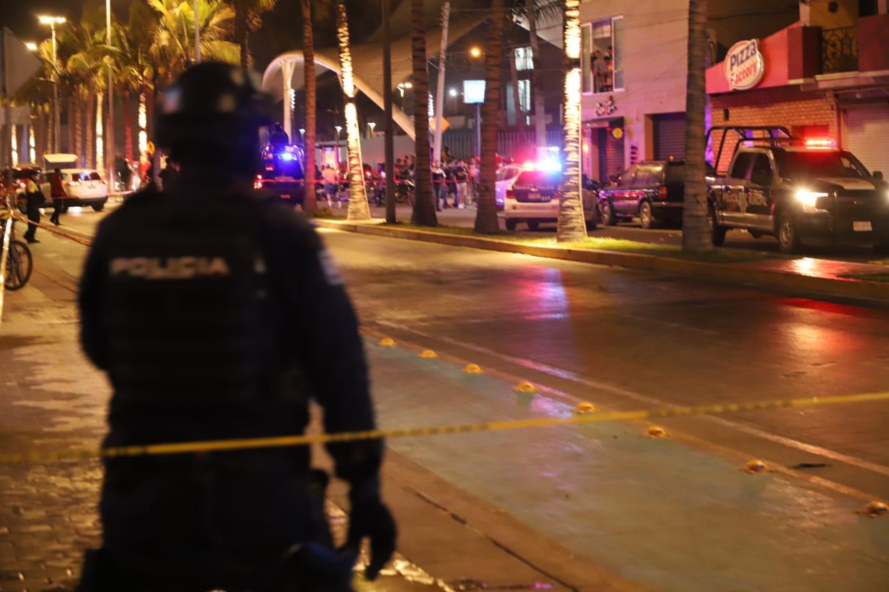 $!Asesinan a balazos a un motociclista en el paseo costero de Mazatlán, en plena Semana de la Moto