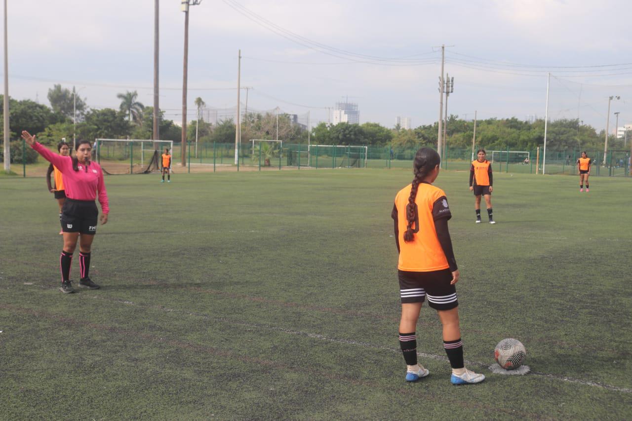 $!Avanza Mazatlán a la etapa estatal de futbol femenil, sin sudar el uniforme