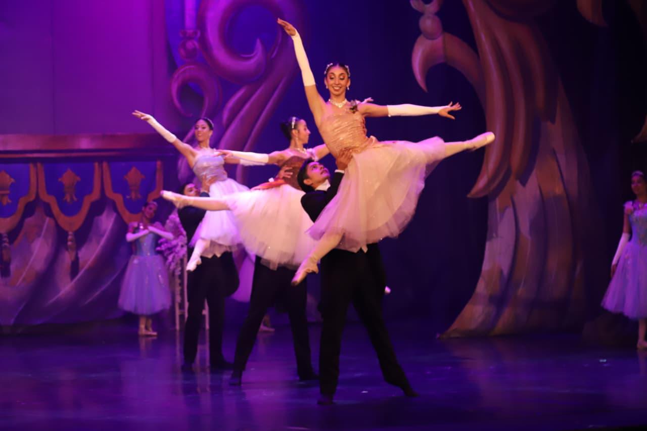 $!El cuerpo de baile llenó el escenario de brillo y magia-