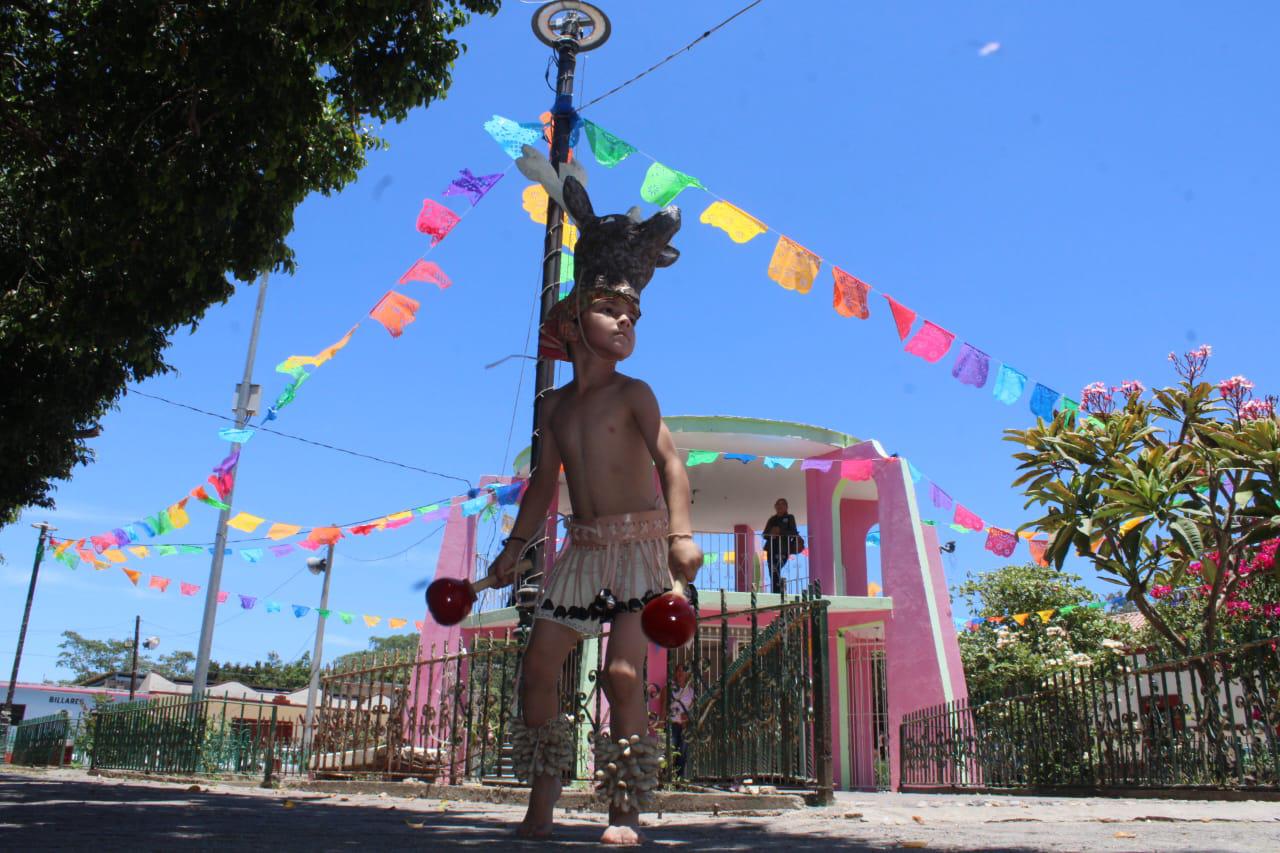 $!Vecinos apoyan muestra gastronómica tras cancelación de turistas en Chametla