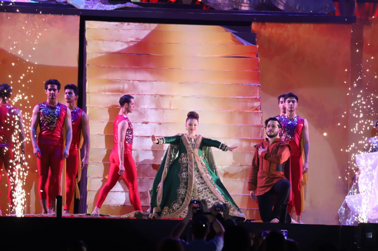 $!Bajo show de pirotecnia coronan a María Paula I, Reina Infantil del Carnaval de Mazatlán 2024