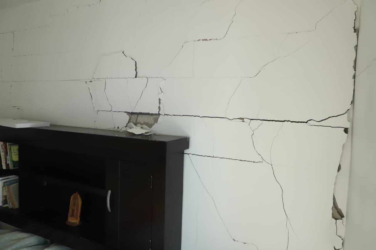 $!Lluvias provocan deslave en fraccionamiento sobre cerro y tumba barda en vivienda, al norte de Mazatlán