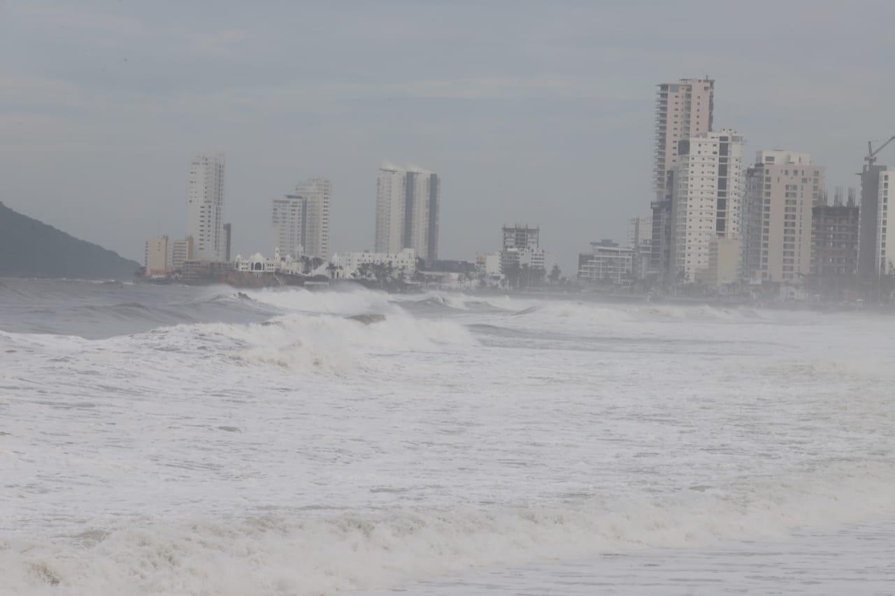 $!Azota fuerte oleaje la franja costera de Mazatlán tras el paso del huracán Priscilla