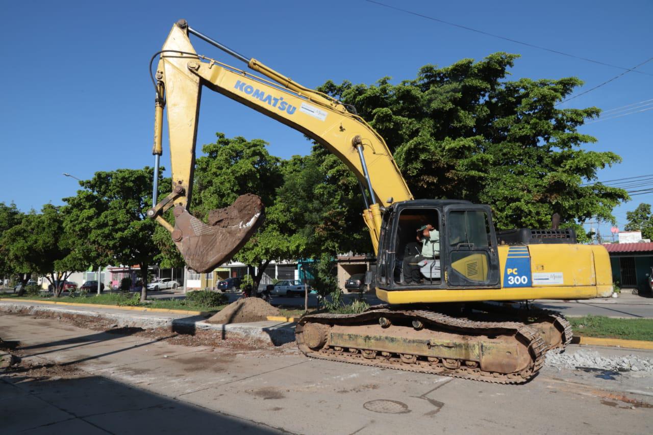 $!Piden vecinos que trabajos en el colector Jabalíes sean de noche para no obstruir tráfico