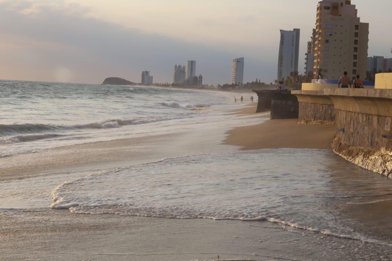$!Cierran de nuevo playas de Mazatlán debido a oleaje elevado; olvidan colocar señalamientos
