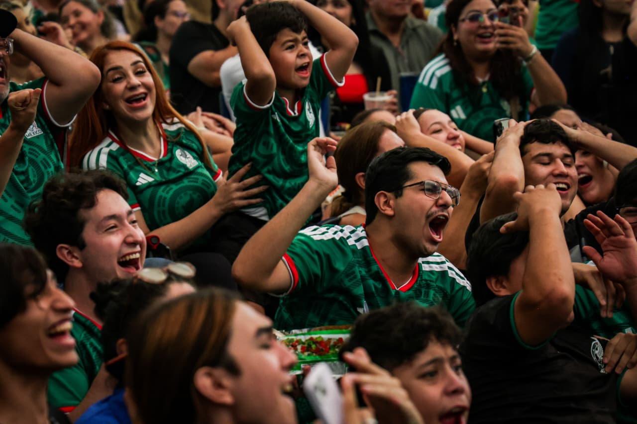 $!México domina a Ecuador en medio tiempo con dos goles y la plaza estalla con cada gol
