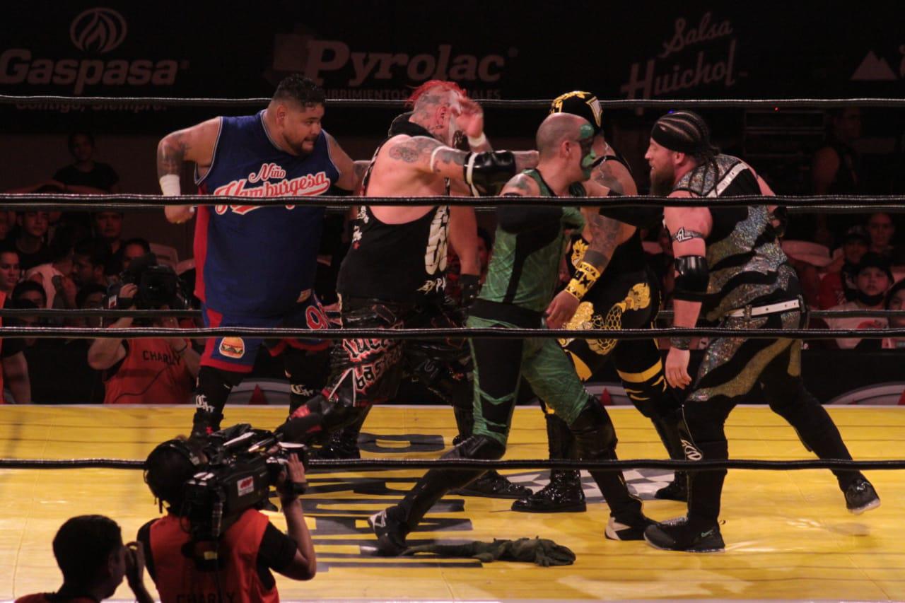 $!Pentagón Jr. e Hijo del Vikingo salen airosos en la Gira de Aniversario de la AAA en Mazatlán