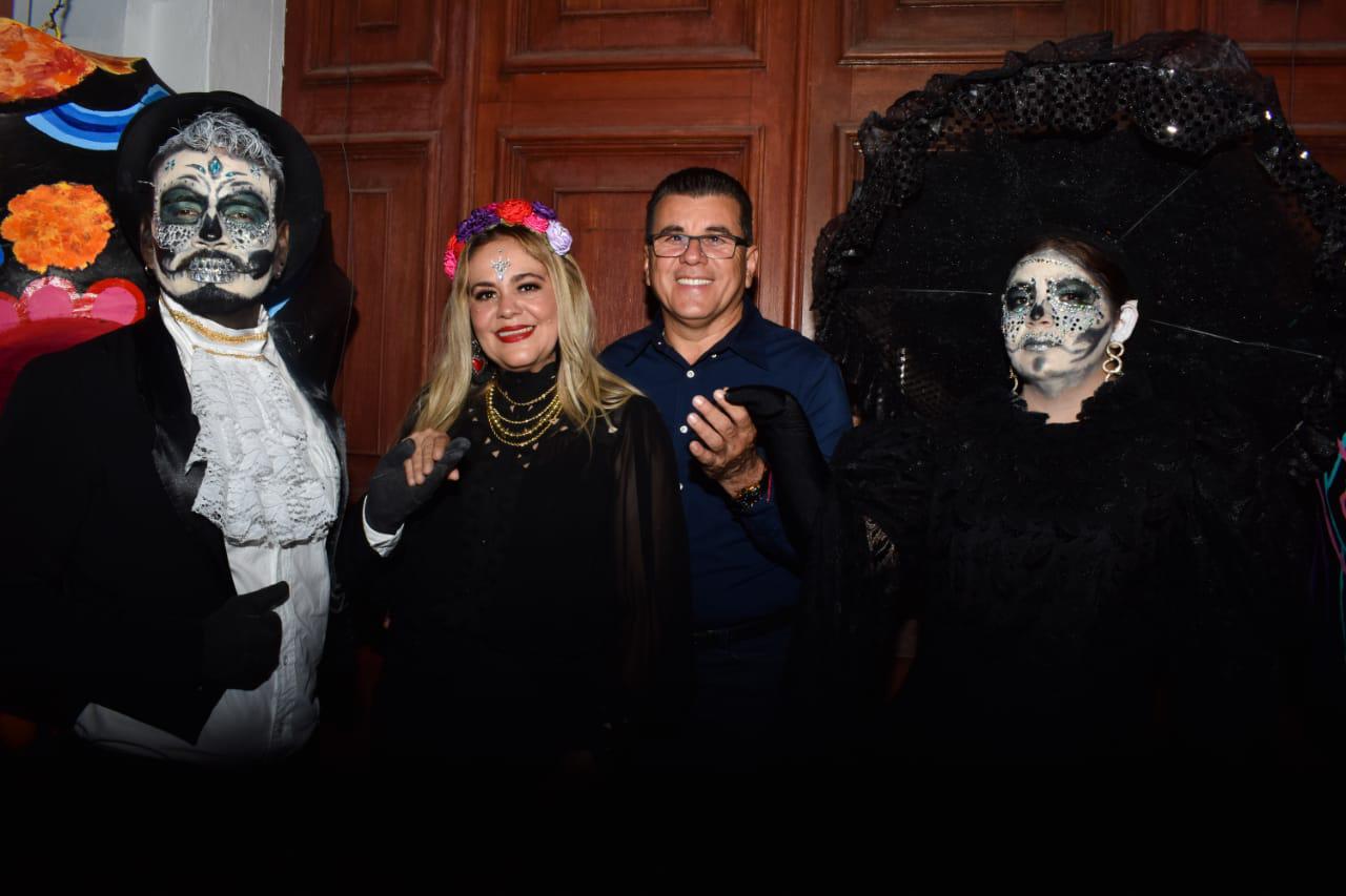 $!Miles de personas disfrutan de la tradicional callejoneada en el Centro Histórico de Mazatlán