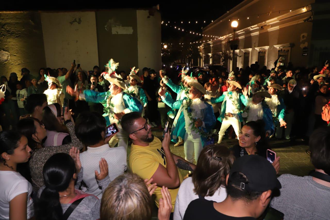 $!Disfrutan de la Callejoneada Eclipse 2024 en el Centro Histórico de Mazatlán