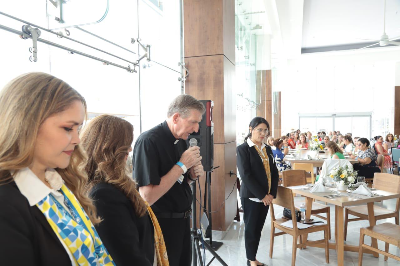 $!El Padre David Owen bendijo los alimentos.