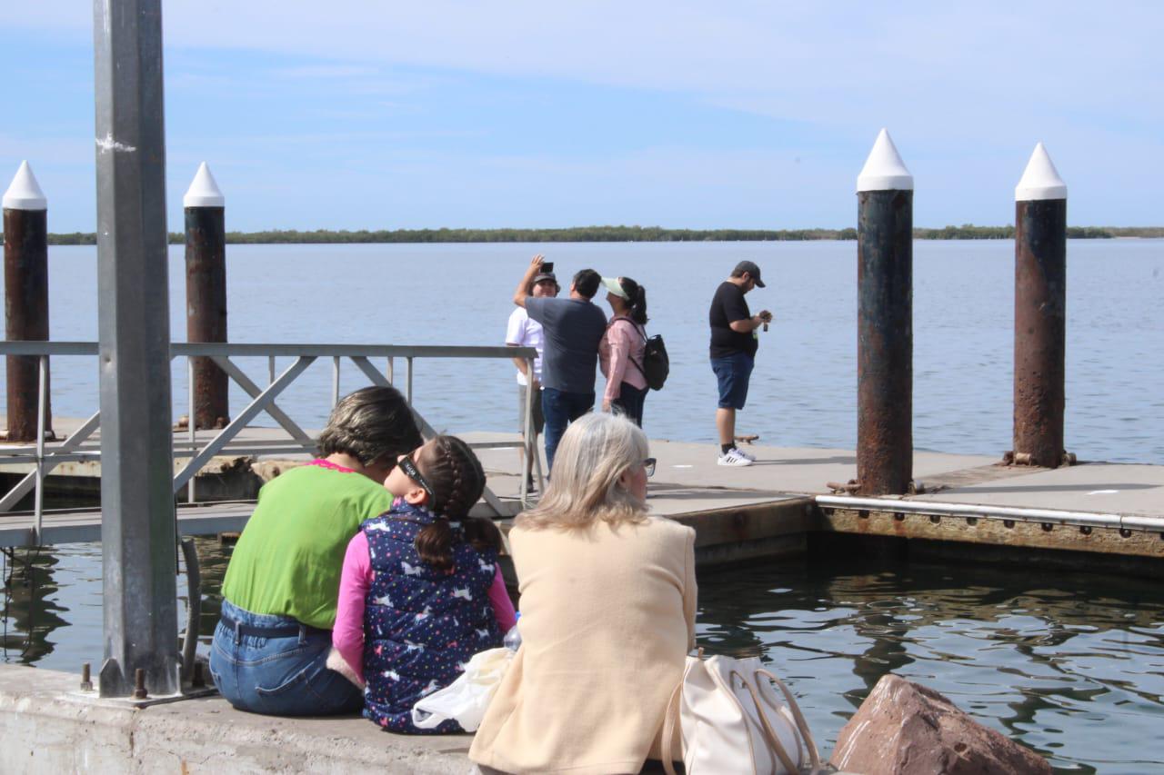 $!Ser parte de la historia: turistas y locales presencian el eclipse desde el Malecón de Altata
