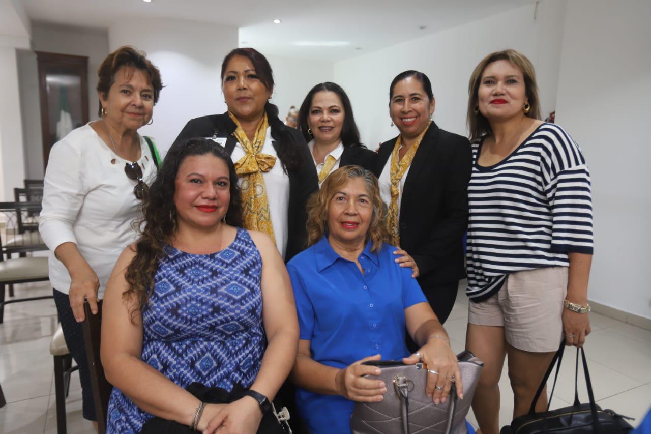 $!Ángeles Escalante, Zoveyda Félix, Sandra Gaviño, Mariana Gamboa y María Elvira Castro. Sentadas, Lucero Lara y Martha Barrón.