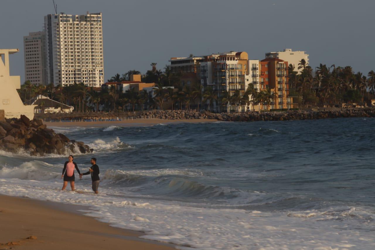$!Cierran de nuevo playas de Mazatlán debido a oleaje elevado; olvidan colocar señalamientos