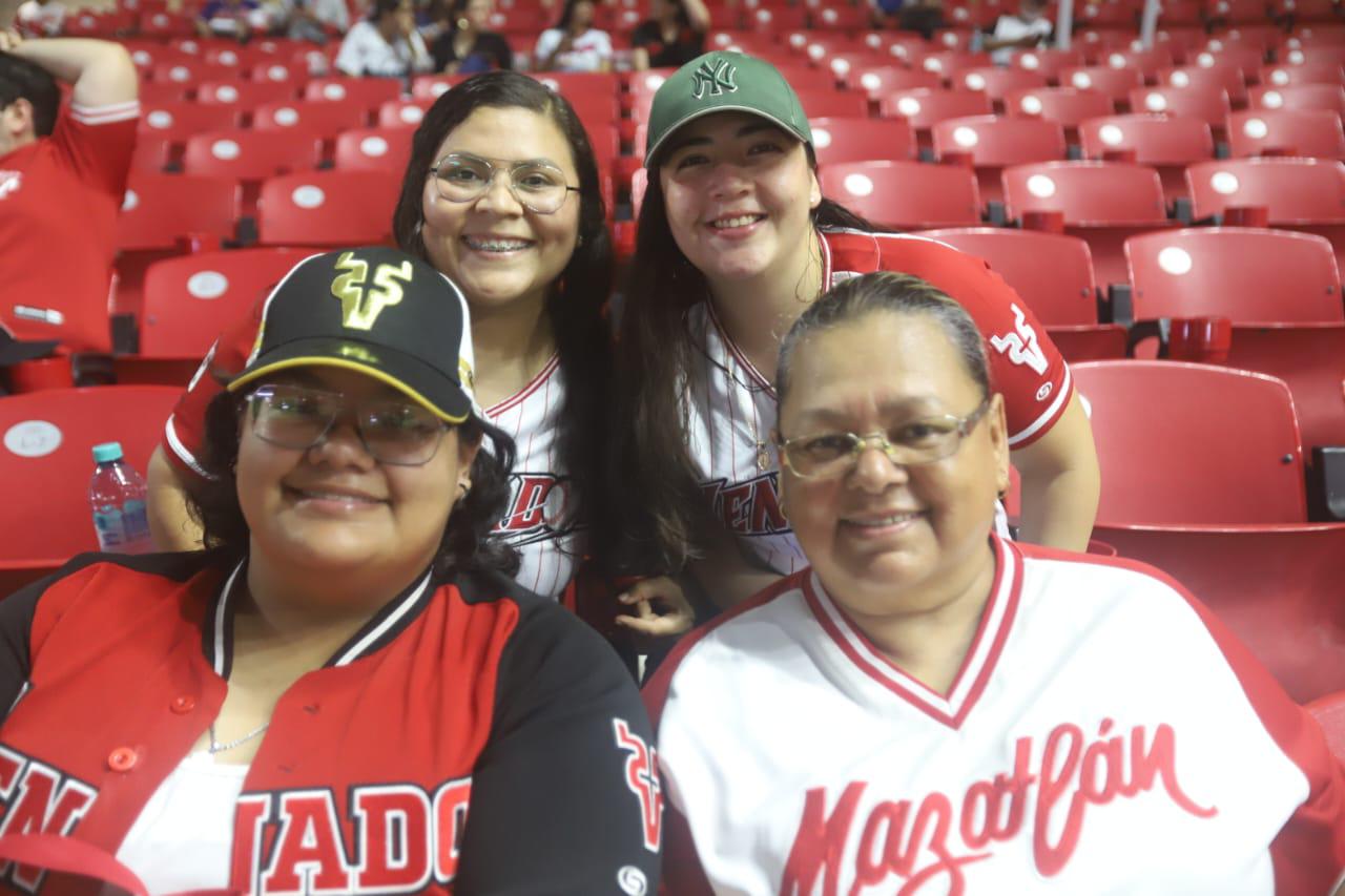$!Lupita Barrón, Michelle Guardado, Dorahi Guardado y Nora Flores.