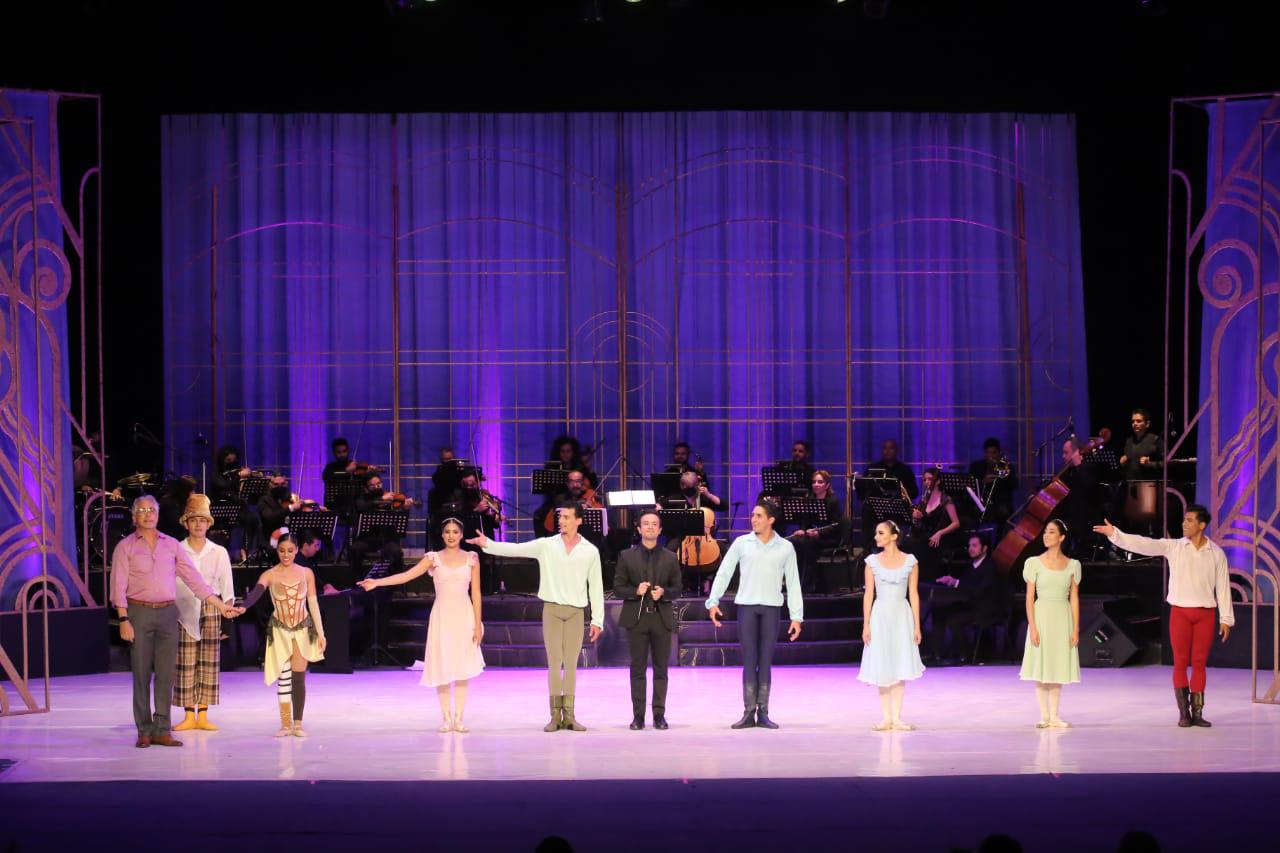 $!Deleitan a mazatlecos con su ‘Romances’ en el Teatro Ángela Peralta